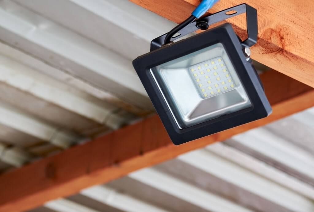 تفاوت پروژکتور LED با لامپ‌های معمولی