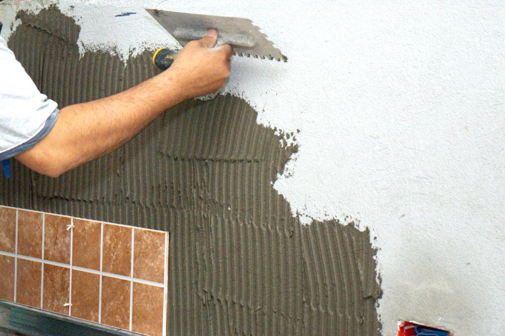 چسب کاشی چیست و چرا استفاده از آن اهمیت دارد؟